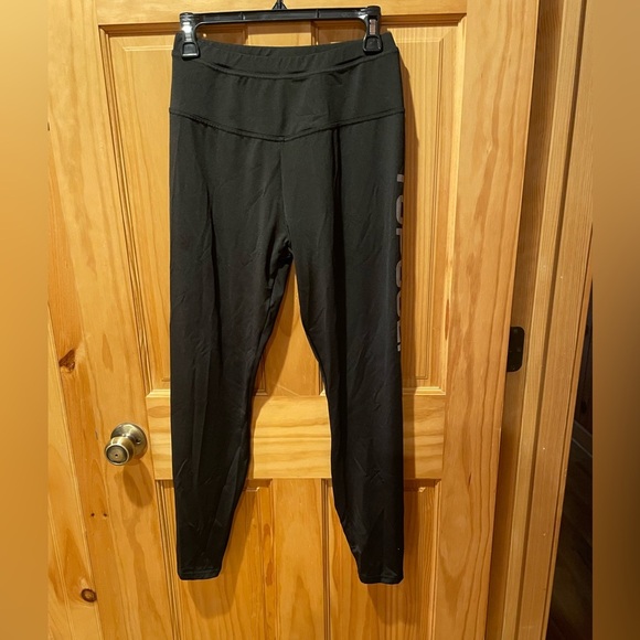 Top Golf black logo on leg women’s size M leggings used in good condition - Picture 1 of 4